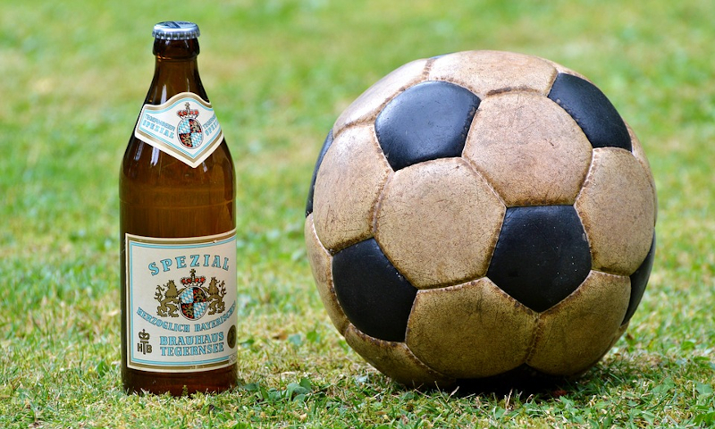 Almere City spits drinkt bier 